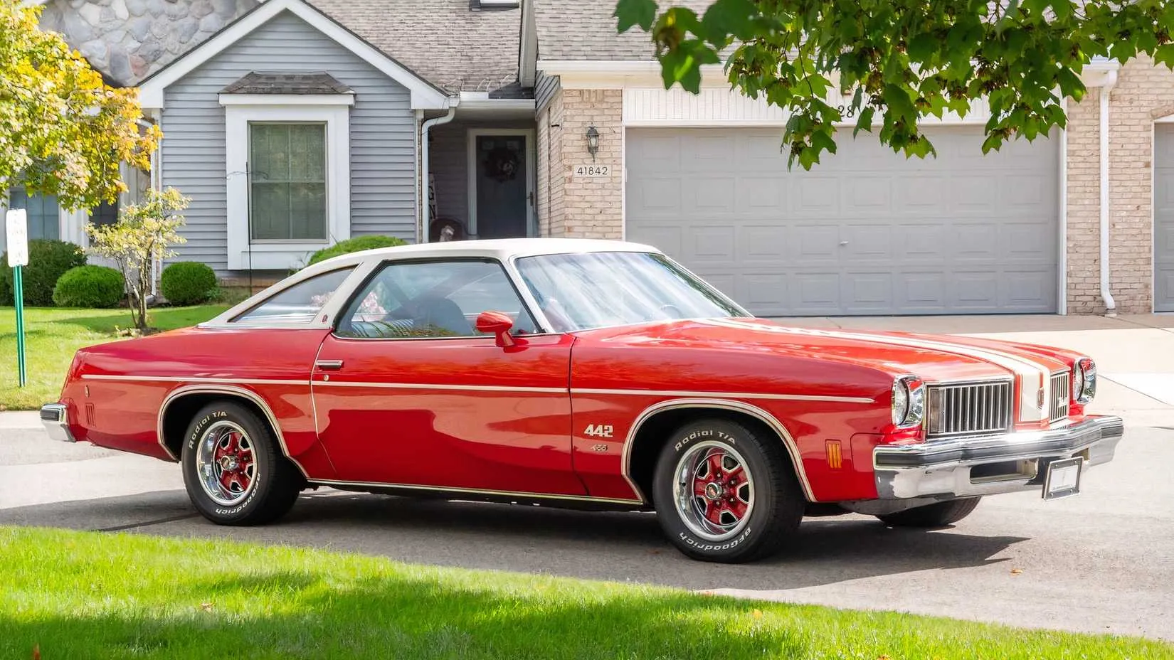 3/4 side view of 1975 Oldsmobile Cutlass S 442