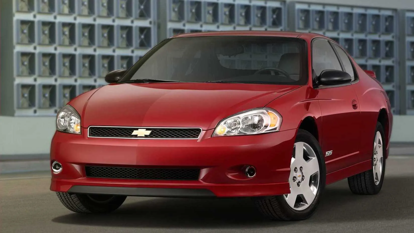 front 3/4 view of a red 2005 Monte Carlo