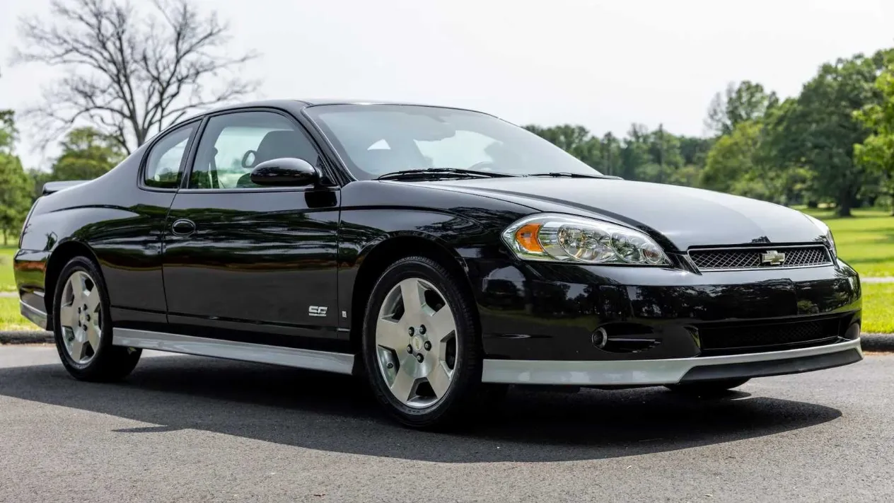 2006 Chevrolet Monte Carlo SS in black, front 3/4 angle
