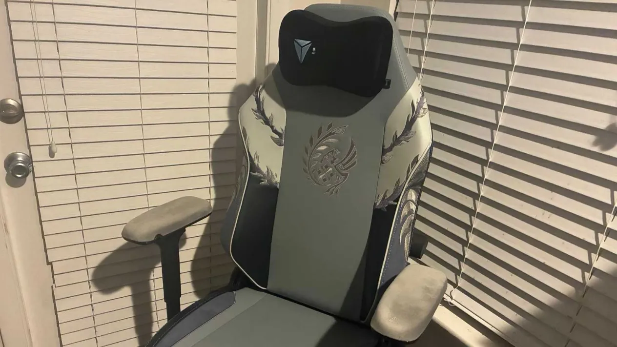 Arkveld gaming chair with chainblade motif