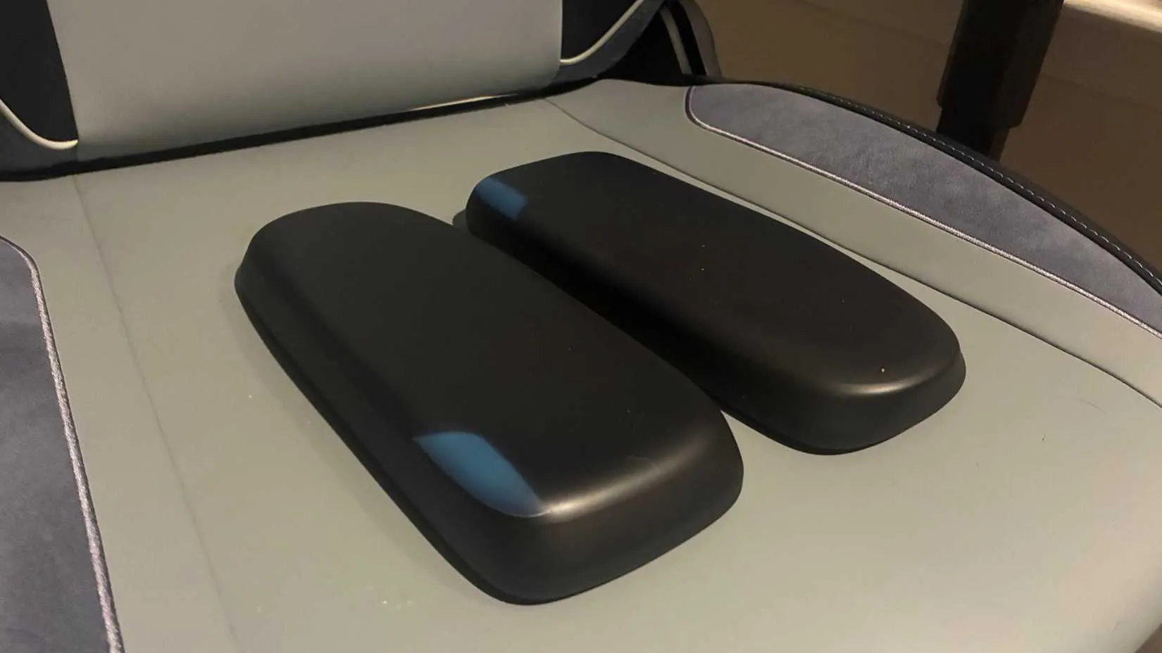 Technogel armrest top in black with blue corner