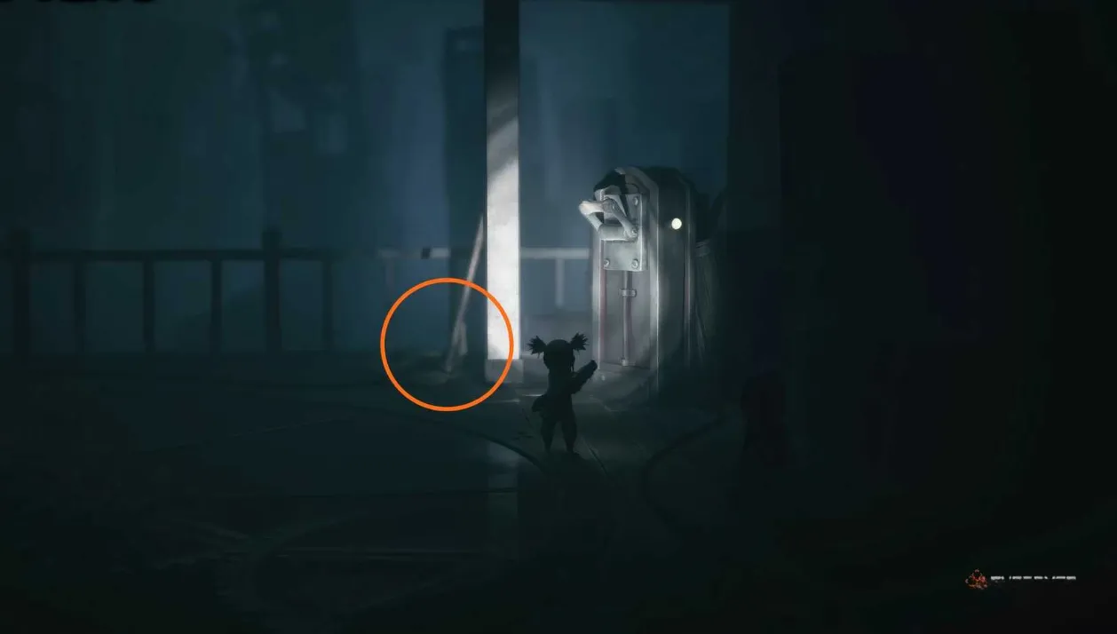 A Nome hiding behind a column in Little Nightmares 3