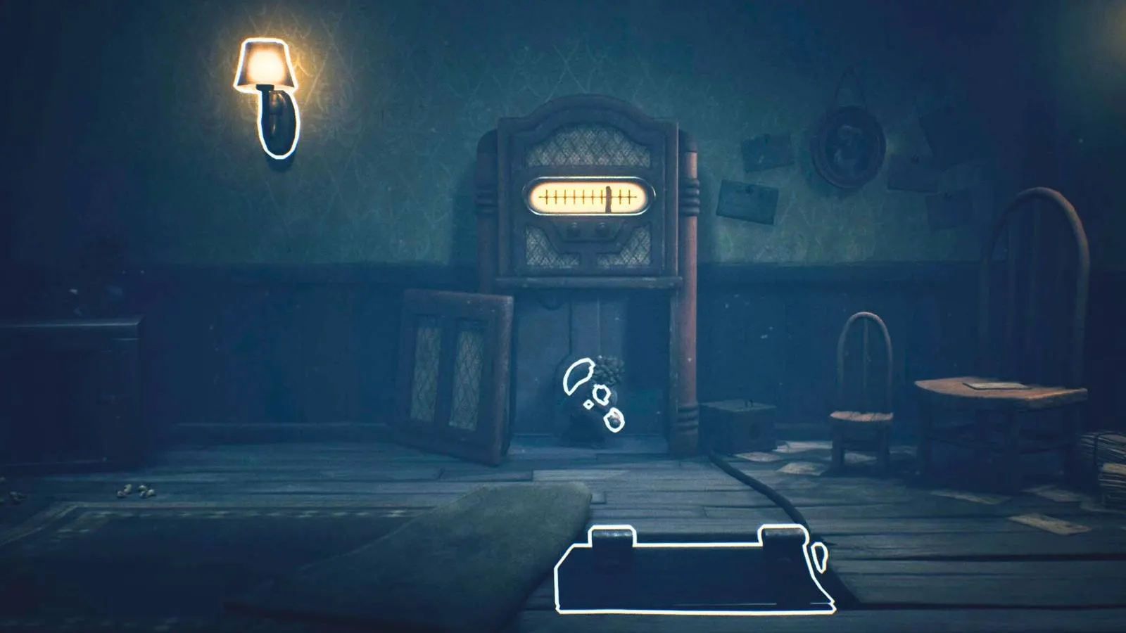 A view of the abandoned house interior with the dusty radio in the center, setting the scene for the Radio puzzle in Little Nightmares 3.