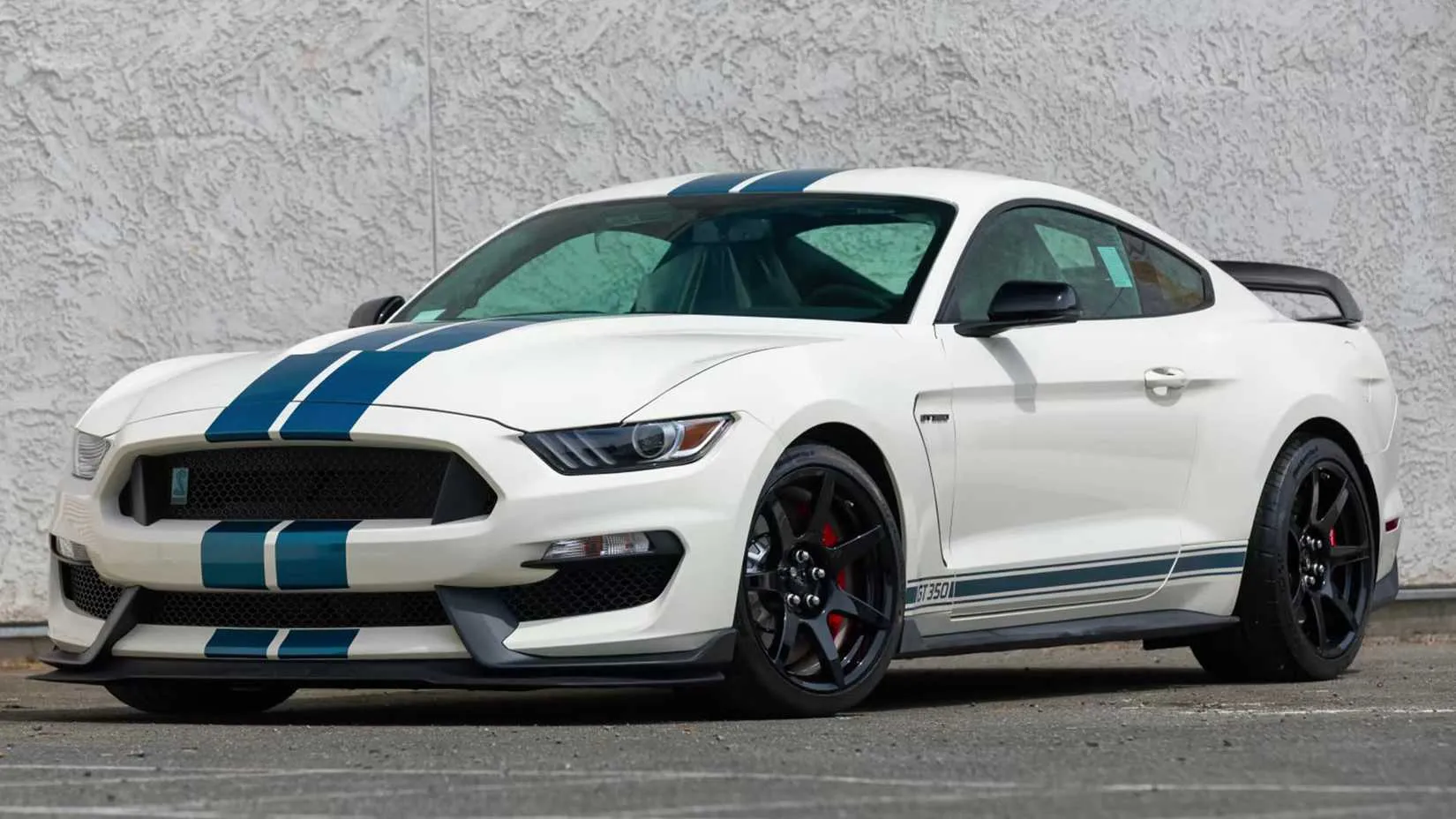 2020 Ford Shelby Mustang GT350R dripping carbon fibre and attitude