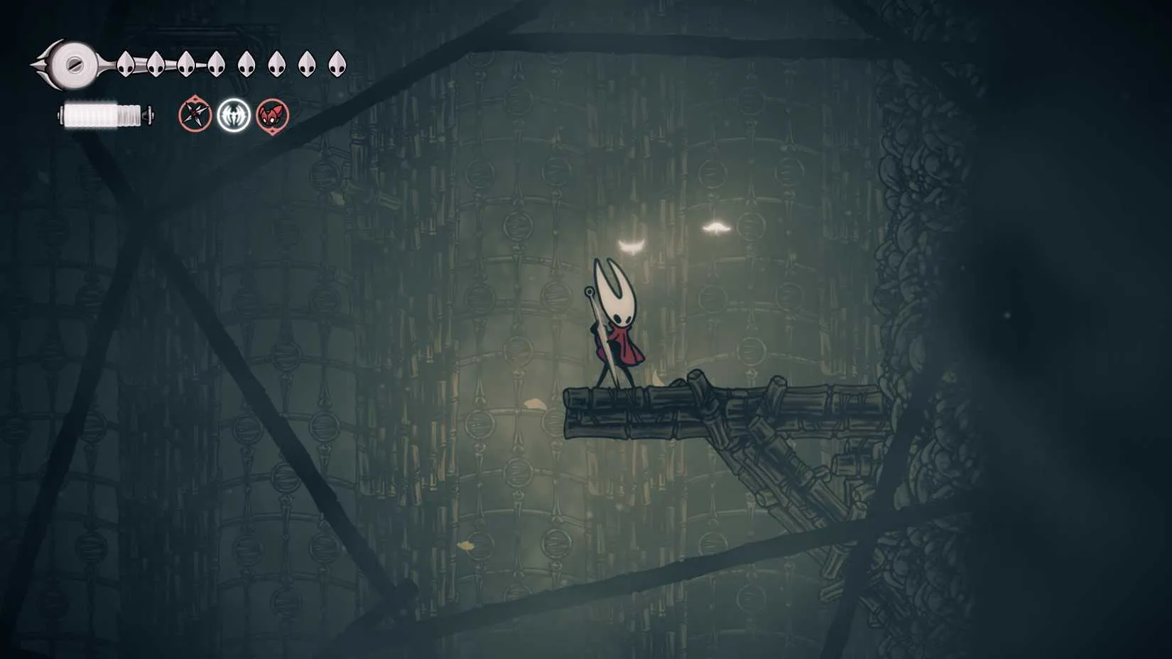 Hornet playing the Needolin with Spider Strings equipped