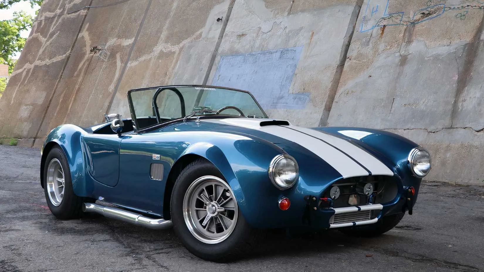 1964 Shelby Cobra 289, lightweight and ready to attack