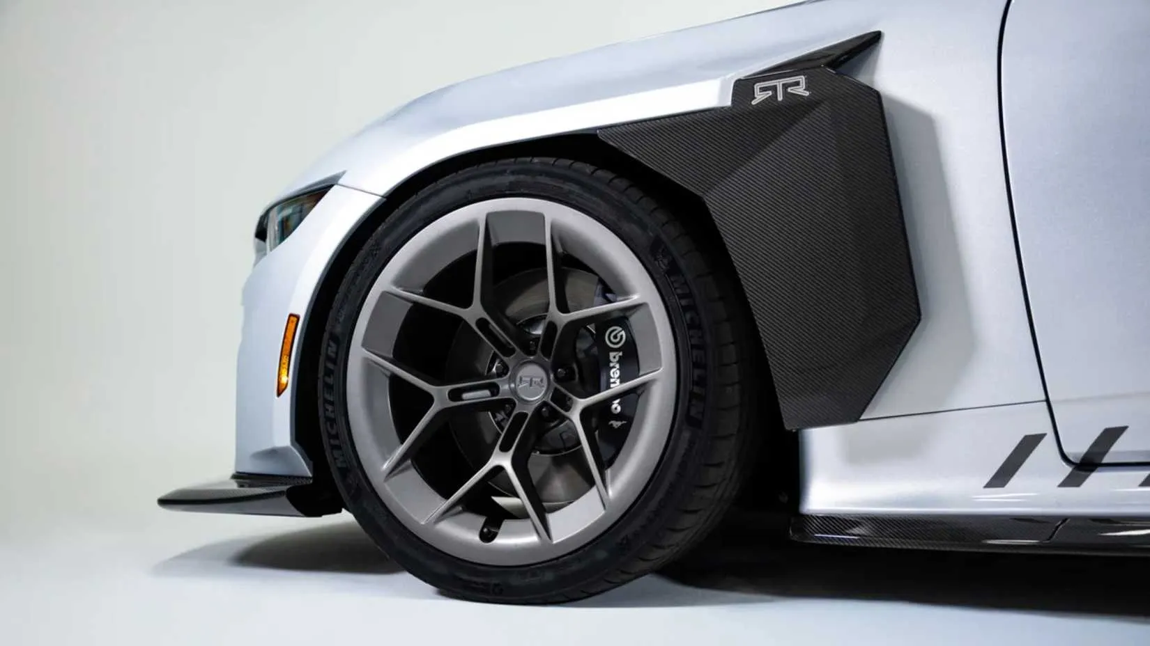 RTR Spec 5 rear angle with carbon aero and wake towers