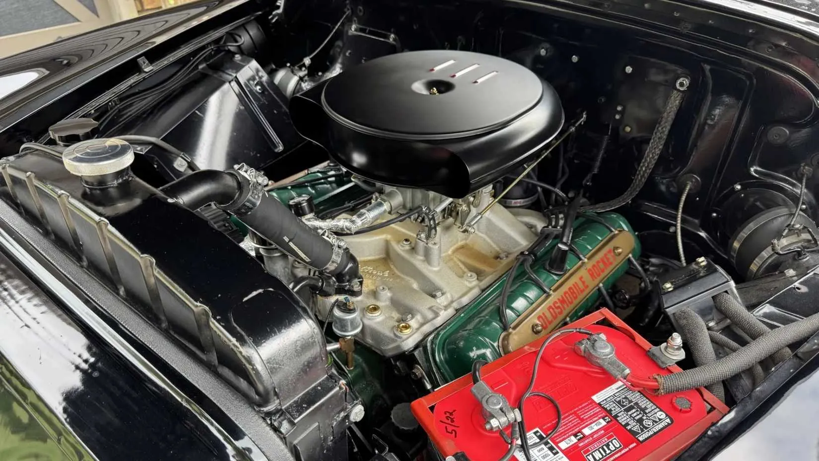 455 Oldsmobile V8 engine with Rochester Quadrajet carburetor and Edelbrock intake