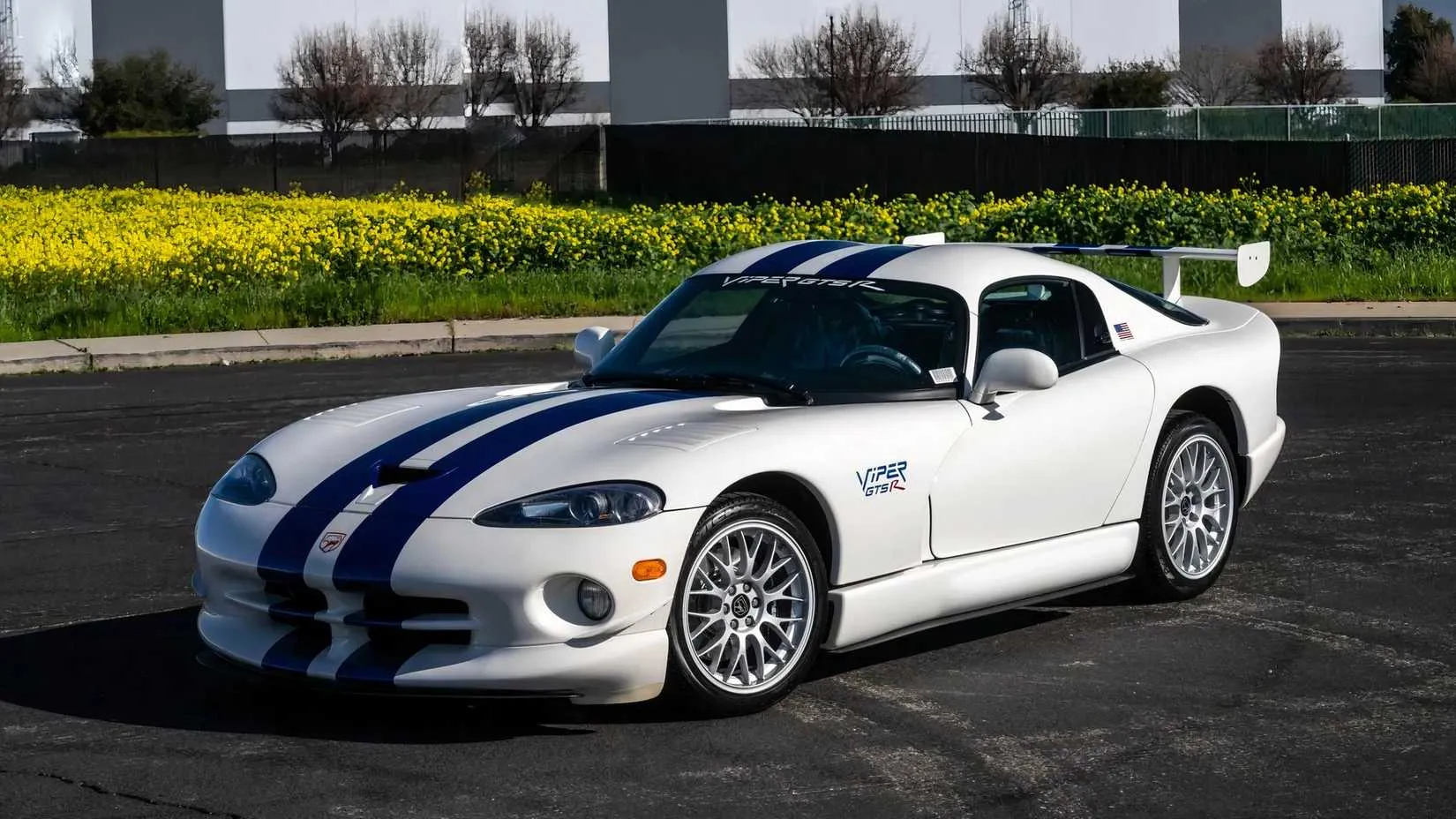 Front three-quarter view of a 1998 Dodge Viper GTS GT2 Champion Edition