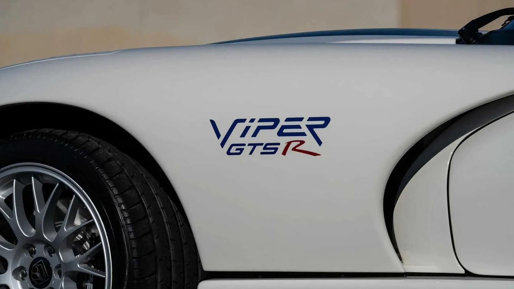 Close-up of the front quarter panel on a 1998 Dodge Viper GTS GT2 Champion Edition