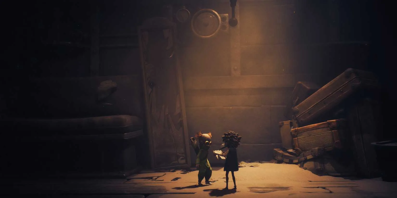 Low and Alone examining a map in Little Nightmares 3