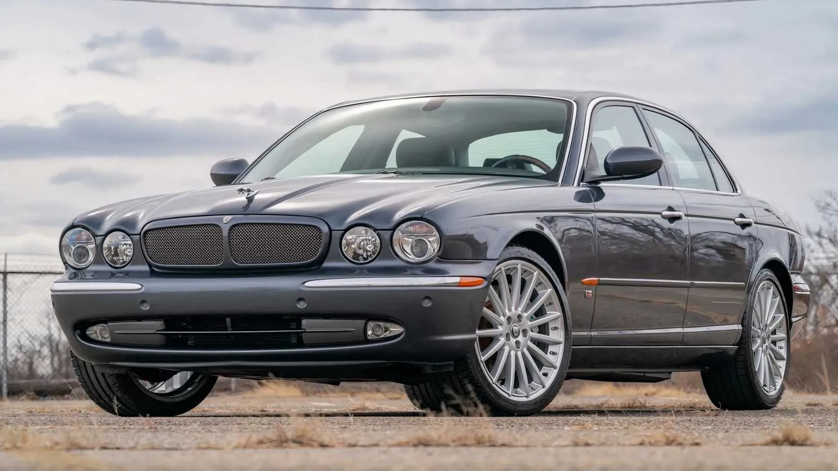 2004 Jaguar XJR front three-quarter view