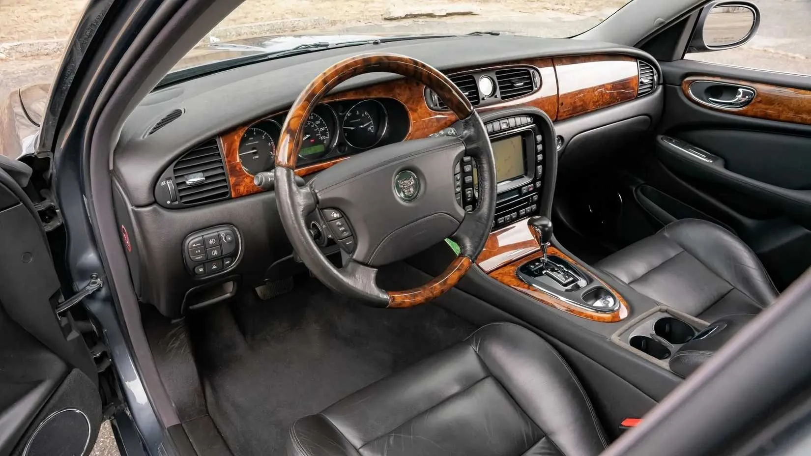 2004 Jaguar XJR interior
